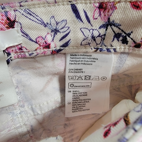 Floral denim jean shorts size 10 by H&M in great condition very pretty. - Picture 4 of 5
